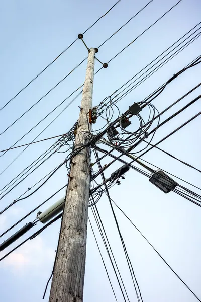 Kablar Fiberoptisk Kabel Och Kraftledningar Stolpen — Stockfoto