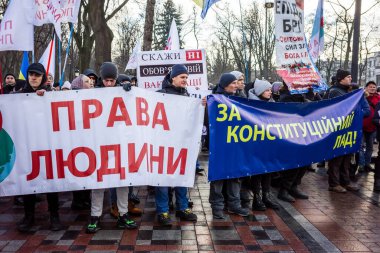 KYIV, UKRAINE - 24 Kasım 2021: Birkaç yüz kişi koronavirüs kısıtlamalarını ve zorunlu aşıları protesto etti. Metin - Anayasal düzen ve insan hakları için