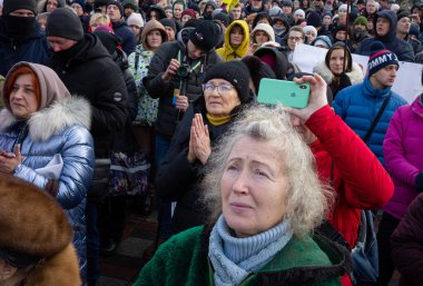 KYIV, UKRAINE - 24 Kasım 2021: Birkaç yüz kişi koronavirüs kısıtlamalarını ve zorunlu aşıları protesto etti. 