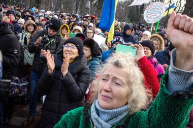 KYIV, UKRAINE - 24 Kasım 2021: Birkaç yüz kişi koronavirüs kısıtlamalarını ve zorunlu aşıları protesto etti. 
