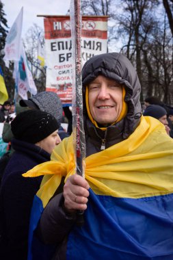 KYIV, UKRAINE - 24 Kasım 2021: Birkaç yüz kişi koronavirüs kısıtlamalarını ve zorunlu aşıları protesto etti. Metin - Yalanlar salgını