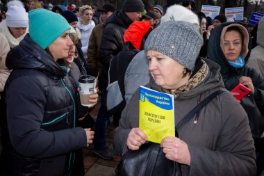 KYIV, UKRAINE - 24 Kasım 2021: Birkaç yüz kişi koronavirüs kısıtlamalarını ve zorunlu aşıları protesto etti. Broşür - Ukrayna Anayasası