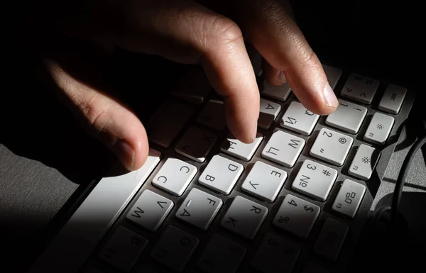 Bilgisayar Klavyesi Kapatın Işlerinde Çalışan Adam Klavyeyi Kapatıyor Seçici Odak — Stok fotoğraf
