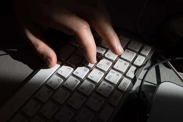 Bilgisayar Klavyesi Kapatın Işlerinde Çalışan Adam Klavyeyi Kapatıyor Seçici Odak — Stok fotoğraf