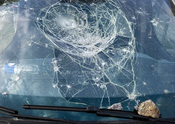 Car Glass Shattered Stone Broken Car Windshield Criminal Incidents Vandals — Stock Photo, Image