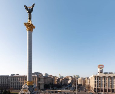 KYIV, UKRAINE - 16 Kasım 2021: Kyiv 'deki Bağımsızlık Meydanı. Kyiv 'in merkezi, St. Sophia katedrali, Khreshchatyk sokağı ve Kyiv' deki Independence Meydanı manzarası