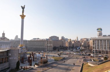 KYIV, UKRAINE - 16 Kasım 2021: Kyiv 'deki Bağımsızlık Meydanı. Kyiv 'in merkezi, St. Sophia katedrali, Khreshchatyk sokağı ve Kyiv' deki Independence Meydanı manzarası