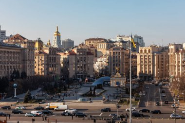 KYIV, UKRAINE - 16 Kasım 2021: Kyiv 'deki Bağımsızlık Meydanı. Kyiv 'in merkezi, St. Sophia katedrali, Khreshchatyk sokağı ve Kyiv' deki Independence Meydanı manzarası