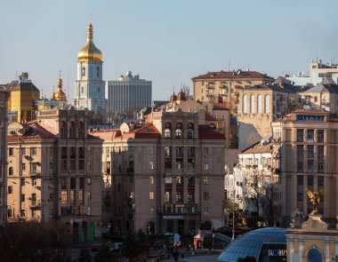 KYIV, UKRAINE - 16 Kasım 2021: Kyiv 'deki Bağımsızlık Meydanı. Kyiv 'in merkezi, St. Sophia katedrali, Khreshchatyk sokağı ve Kyiv' deki Independence Meydanı manzarası