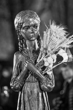 KYIV, UKRAINE - 27 Kasım 2021 Holodomor kurbanları anıtı. 1923-1933 yılları arasında Ukrayna 'da yaşanan kıtlık-soykırım kurbanlarının anma töreni