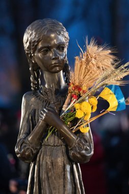 KYIV, UKRAINE - 27 Kasım 2021 Holodomor kurbanları anıtı. 1923-1933 yılları arasında Ukrayna 'da yaşanan kıtlık-soykırım kurbanlarının anma töreni