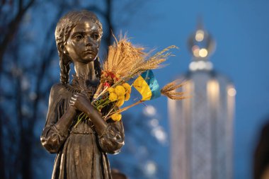 KYIV, UKRAINE - 27 Kasım 2021 Holodomor kurbanları anıtı. 1923-1933 yılları arasında Ukrayna 'da yaşanan kıtlık-soykırım kurbanlarının anma töreni