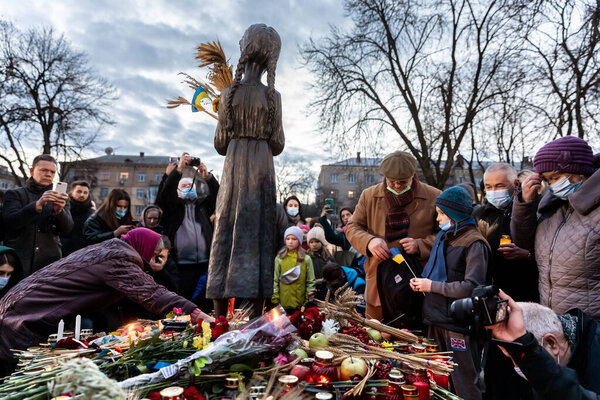 КИЕВ, УКРАИНА - 27 ноября 2021 года: Церемония поминовения жертв голода-геноцида 1923-1933 годов на Украине