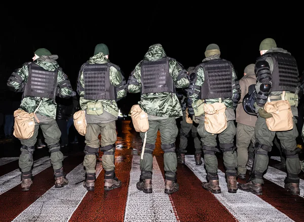 ウクライナのキエフ 2021年11月29日 ウクライナのキエフの内務省の近くで 警察を非難する 弾薬の警官の分遣隊は命令を守る — ストック写真