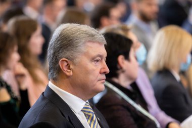 KYIV, UKRAINE - 27 Kasım 2021: Kyiv Güvenlik Forumu sırasında Petro Poroshenko. Savaş ve barış, ulusal ve uluslararası güvenlik konularını tartışmak üzere Ukrayna 'nın ana uluslararası forumu.