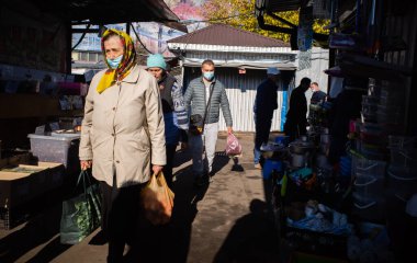 KYIV, UKRAINE - 31 Ekim 2021 Kyiv 'deki Demeevsky pazarının tasfiye edilmeden önceki son günü. Bir sürü insan işini kaybetti. Ukrayna 'da tipik bir pazar manzarası