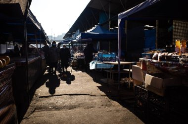 KYIV, UKRAINE - 31 Ekim 2021 Kyiv 'deki Demeevsky pazarının tasfiye edilmeden önceki son günü. Bir sürü insan işini kaybetti. Ukrayna 'da tipik bir pazar manzarası