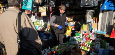 KYIV, UKRAINE - 31 Ekim 2021 Kyiv 'deki Demeevsky pazarının tasfiye edilmeden önceki son günü. Bir sürü insan işini kaybetti. Ukrayna 'da tipik bir pazar manzarası