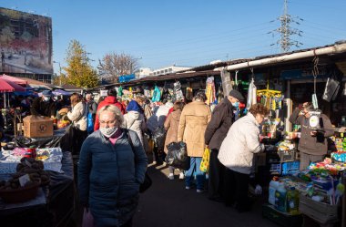 KYIV, UKRAINE - 31 Ekim 2021 Kyiv 'deki Demeevsky pazarının tasfiye edilmeden önceki son günü. Bir sürü insan işini kaybetti. Ukrayna 'da tipik bir pazar manzarası