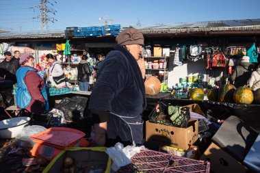 KYIV, UKRAINE - 31 Ekim 2021 Kyiv 'deki Demeevsky pazarının tasfiye edilmeden önceki son günü. Bir sürü insan işini kaybetti. Ukrayna 'da tipik bir pazar manzarası