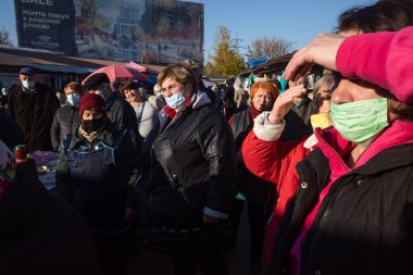 KYIV, UKRAINE - 31 Ekim 2021 Kyiv 'deki Demeevsky pazarının tasfiye edilmeden önceki son günü. Bir sürü insan işini kaybetti. Ukrayna 'da tipik bir pazar manzarası