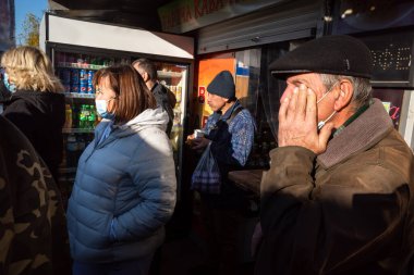 KYIV, UKRAINE - 31 Ekim 2021 Kyiv 'deki Demeevsky pazarının tasfiye edilmeden önceki son günü. Bir sürü insan işini kaybetti. Ukrayna 'da tipik bir pazar manzarası