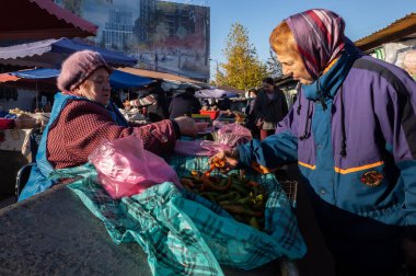 KYIV, UKRAINE - 31 Ekim 2021 Kyiv 'deki Demeevsky pazarının tasfiye edilmeden önceki son günü. Bir sürü insan işini kaybetti. Ukrayna 'da tipik bir pazar manzarası