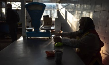 KYIV, UKRAINE - 31 Ekim 2021 Kyiv 'deki Demeevsky pazarının tasfiye edilmeden önceki son günü. Bir sürü insan işini kaybetti. Ukrayna 'da tipik bir pazar manzarası