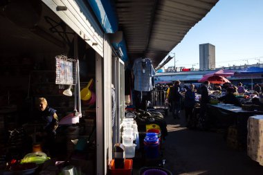 KYIV, UKRAINE - 31 Ekim 2021 Kyiv 'deki Demeevsky pazarının tasfiye edilmeden önceki son günü. Bir sürü insan işini kaybetti. Ukrayna 'da tipik bir pazar manzarası