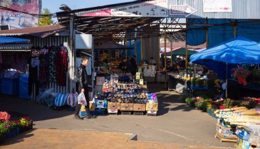 KYIV, UKRAINE - 16 Ekim 2021 Kyiv 'deki Demeevsky pazarının tasfiye edilmeden önceki son günü. Bir sürü insan işini kaybetti. Ukrayna 'da tipik bir pazar manzarası