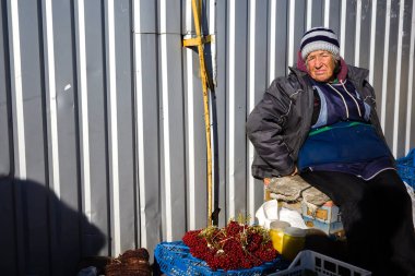KYIV, UKRAINE - 09 Ekim 2021 Kyiv 'deki Demeevsky pazarının tasfiye edilmeden önceki son günü. Bir sürü insan işini kaybetti. Ukrayna 'da tipik bir pazar manzarası