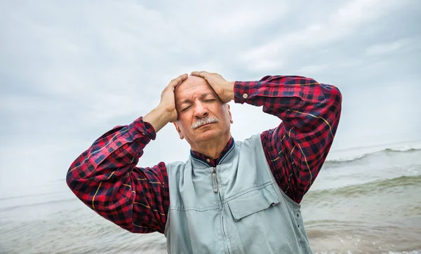 Elderly Man Grabbed His Head His Hands Seashore Foggy Day — Stock Photo, Image