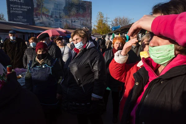 KYIV, UKRAINE - 31 Ekim 2021 Kyiv 'deki Demeevsky pazarının tasfiye edilmeden önceki son günü. Bir sürü insan işini kaybetti. Ukrayna 'da tipik bir pazar manzarası