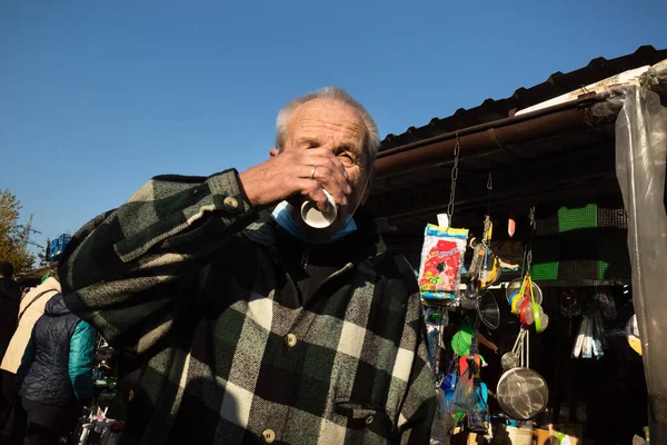 KYIV, UKRAINE - 31 Ekim 2021 Kyiv 'deki Demeevsky pazarının tasfiye edilmeden önceki son günü. Bir sürü insan işini kaybetti. Ukrayna 'da tipik bir pazar manzarası