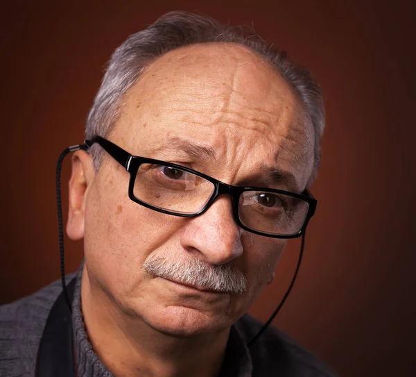 Detailní Portrét Staršího Muže Brýlích Zkresleným Skeptickým Výrazem Tváři — Stock fotografie