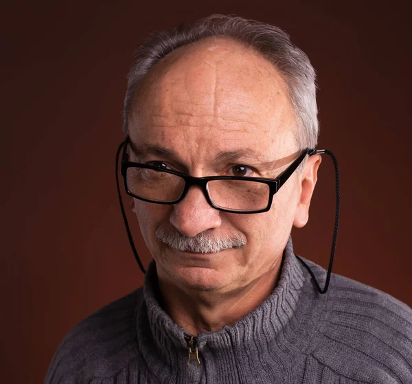 Close Portrait Elderly Man Wearing Glasses Distorted Skeptical Expression His — Stockfoto