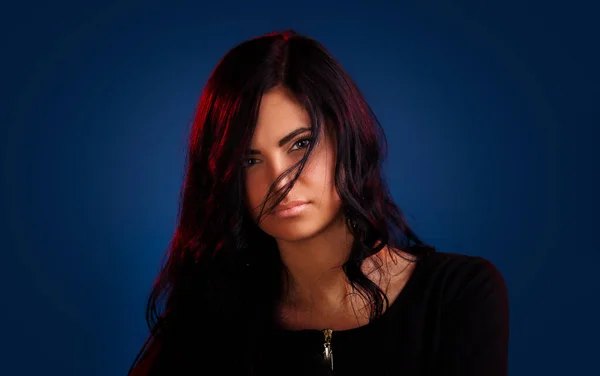 Studio Portrait Jeune Femme Brune Sur Fond Bleu Rétro Éclairage — Photo