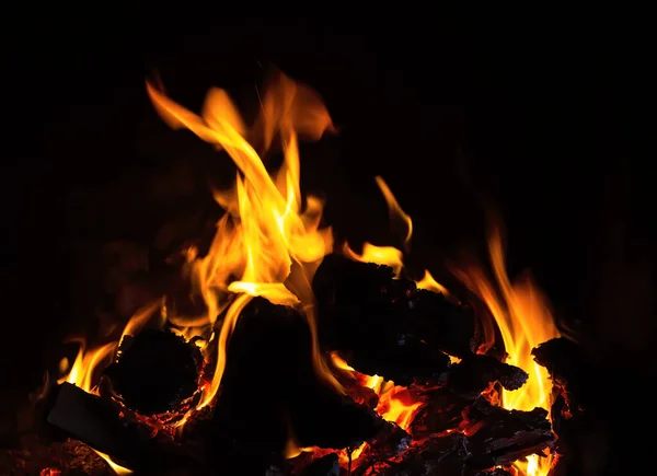 火灾背景和纹理 在黑暗的背景上用木柴和火燃火 — 图库照片