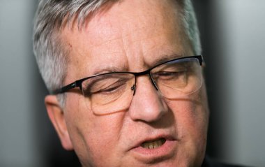 Varşova, Polonya - 21 Aralık 2021: Eski Polonya Cumhurbaşkanı Bronislaw Komorowski Rusya - Ukrayna - NATO Güvenlik Konferansı sırasında