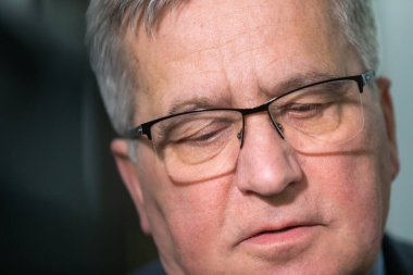 Varşova, Polonya - 21 Aralık 2021: Eski Polonya Cumhurbaşkanı Bronislaw Komorowski Rusya - Ukrayna - NATO Güvenlik Konferansı sırasında