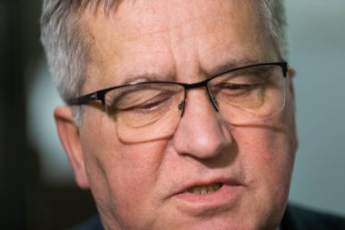 Varşova, Polonya - 21 Aralık 2021: Eski Polonya Cumhurbaşkanı Bronislaw Komorowski Rusya - Ukrayna - NATO Güvenlik Konferansı sırasında