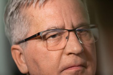 Varşova, Polonya - 21 Aralık 2021: Eski Polonya Cumhurbaşkanı Bronislaw Komorowski Rusya - Ukrayna - NATO Güvenlik Konferansı sırasında