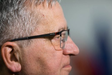 Varşova, Polonya - 21 Aralık 2021: Eski Polonya Cumhurbaşkanı Bronislaw Komorowski Rusya - Ukrayna - NATO Güvenlik Konferansı sırasında