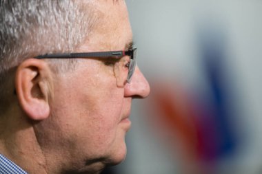 Varşova, Polonya - 21 Aralık 2021: Eski Polonya Cumhurbaşkanı Bronislaw Komorowski Rusya - Ukrayna - NATO Güvenlik Konferansı sırasında