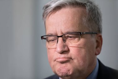 Varşova, Polonya - 21 Aralık 2021: Eski Polonya Cumhurbaşkanı Bronislaw Komorowski Rusya - Ukrayna - NATO Güvenlik Konferansı sırasında