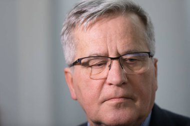 Varşova, Polonya - 21 Aralık 2021: Eski Polonya Cumhurbaşkanı Bronislaw Komorowski Rusya - Ukrayna - NATO Güvenlik Konferansı sırasında