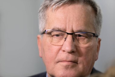 Varşova, Polonya - 21 Aralık 2021: Eski Polonya Cumhurbaşkanı Bronislaw Komorowski Rusya - Ukrayna - NATO Güvenlik Konferansı sırasında