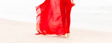 kırmızı kumaş sisli gün deniz sahilde poz güzel çıplak kadın