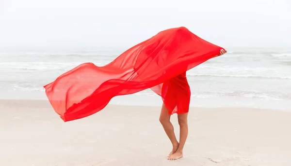 Mooie Naakte Vrouw Rode Stof Poseren Zee Strand Mistige Dag — Stockfoto