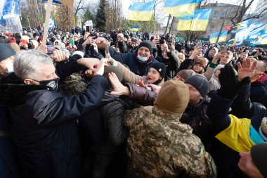 KYIV, UKRAINE - 19 Ocak 2022: Ukrayna 'nın beşinci başkanı Petro Poroshenko, Pechersk mahkemesinde düzmece bir vatan hainliği davasında bir ölçü seçtikten sonra